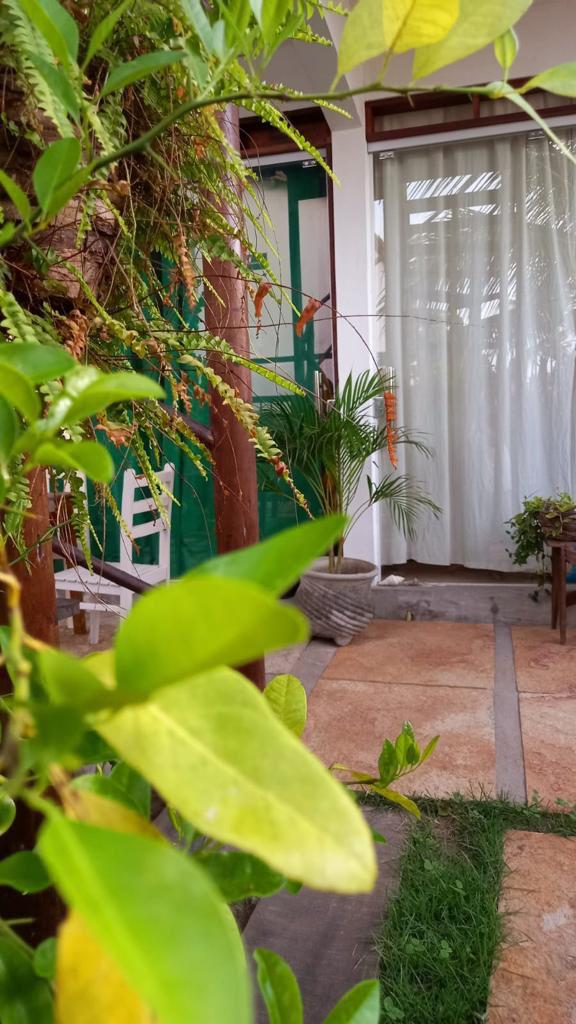 Fachada principal de Vila Kuchastana con diseño rústico-moderno en Jericoacoara